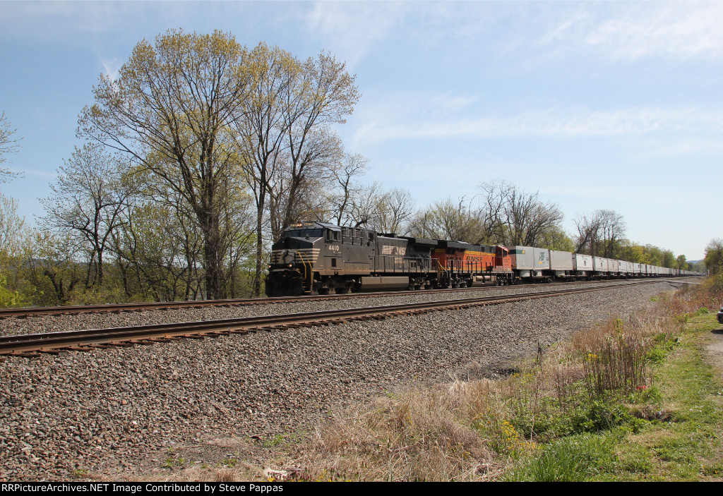 NS 4410 leads train 21J